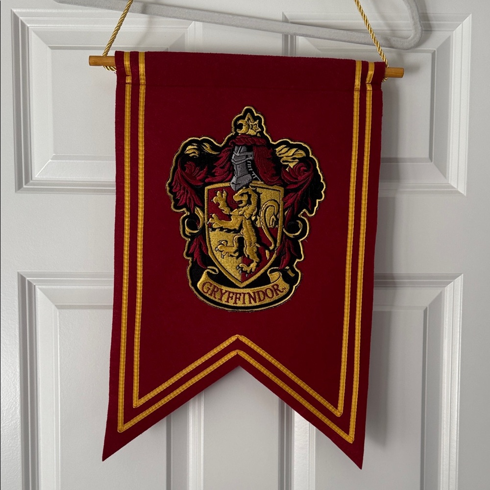 Warner Bros. Red and Gold Griffindoor Harry Potter Banner NWT ✨
